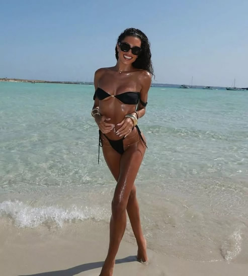 Man Utd eye world class midfielder wasting talent in 'retirement' with hot wife